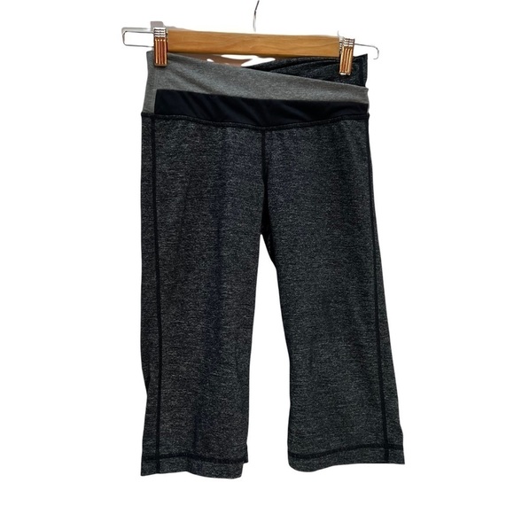 LULULEMON Astro Cropped Grey Capri Straight Leg Leggings Size 4 - Picture 2 of 6